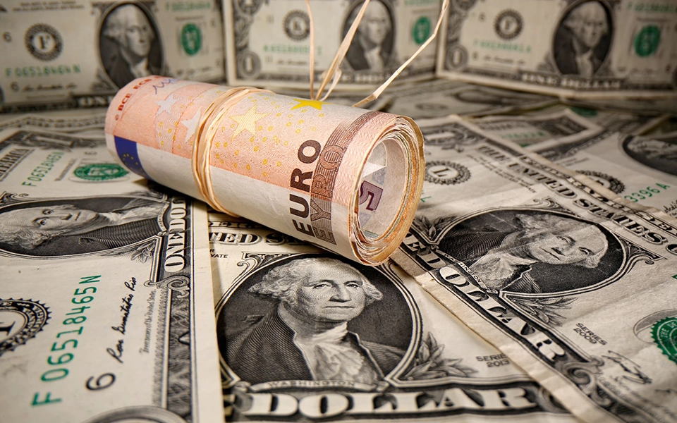 Mercado Cambial Angolano Estagna em AOA 911,955 por Dólar