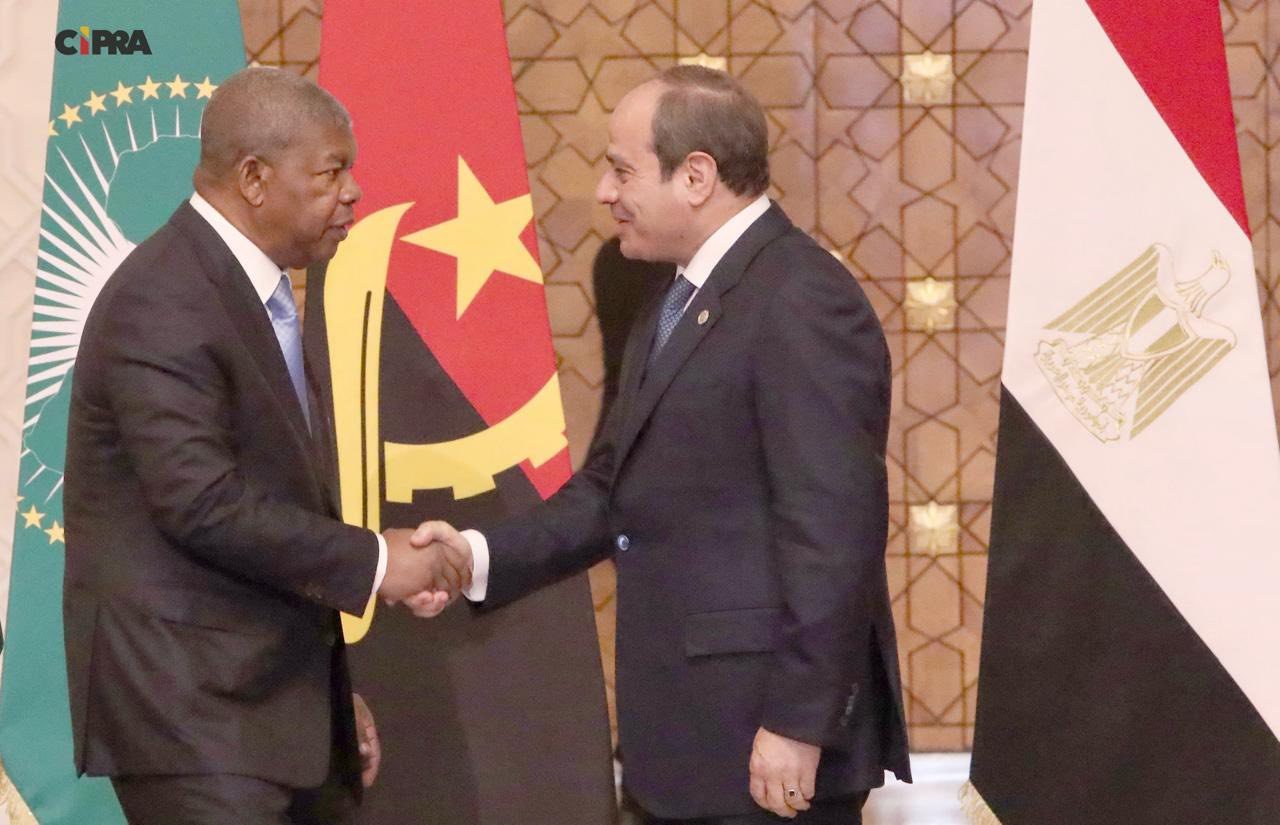 Presidentes João Lourenço de Angola e Abdel Fattah Al-Sisi do Egito apertam as mãos após assinatura de memorandos de entendimento no Cairo
