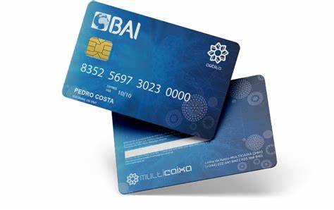 Agência do Banco Angolano de Investimentos (BAI) em Luanda, com destaque para Cartão Multicaixa e novo sistema de cobrança trimestral de anuidade implementado em maio de 2025.
