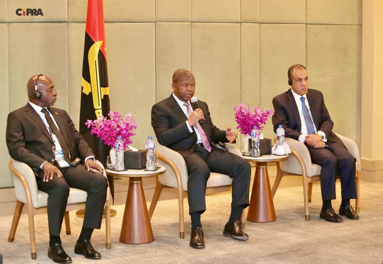 Presidente João Lourenço discursando na cimeira empresarial no Cairo, reforçando oportunidades de investimento em Angola.