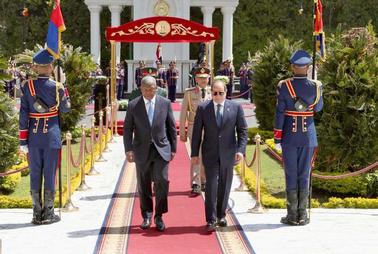 Presidentes João Lourenço e Abdel Fattah Al-Sisi durante cerimónia oficial no Palácio Presidencial do Cairo.