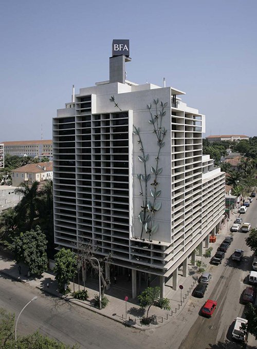 Sede do Banco de Fomento Angola (BFA) em Luanda com comunicado oficial sobre novas tarifas bancárias que entram em vigor em maio de 2025