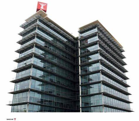 Sede do Banco Internacional de Crédito (BIC) em Angola com gráfico ascendente demonstrando o aumento de 335% nos lucros do primeiro trimestre de 2025 sob liderança de Hugo Miguel Teles