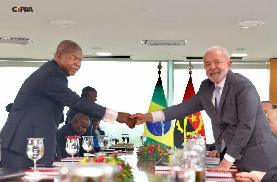 Presidente João Lourenço de Angola e Presidente Lula do Brasil durante cerimónia de assinatura dos acordos bilaterais no Palácio do Planalto em Brasil