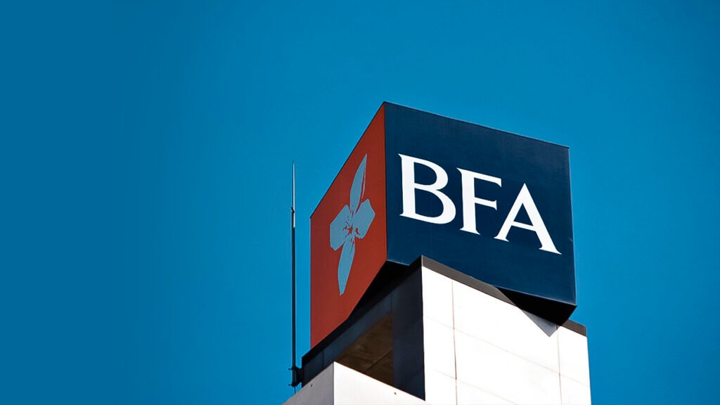 Logotipo do Banco de Fomento Angola (BFA) com fundo azul, representando a instituição financeira angolana em destaque no IPO de julho de 2025.