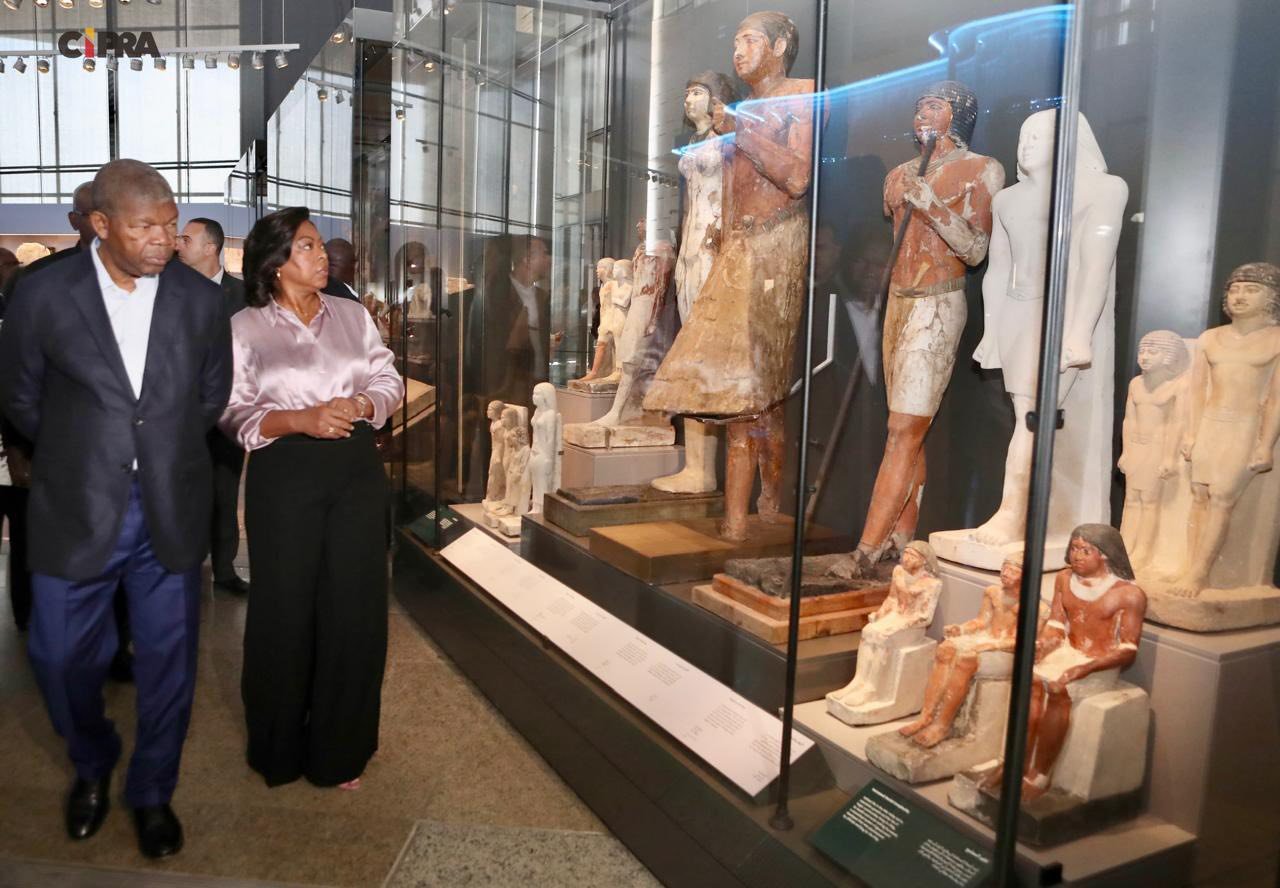Presidente João Lourenço e Primeira-Dama Ana Dias Lourenço observam artefactos históricos durante visita ao Grande Museu do Egipto, em Guizah.