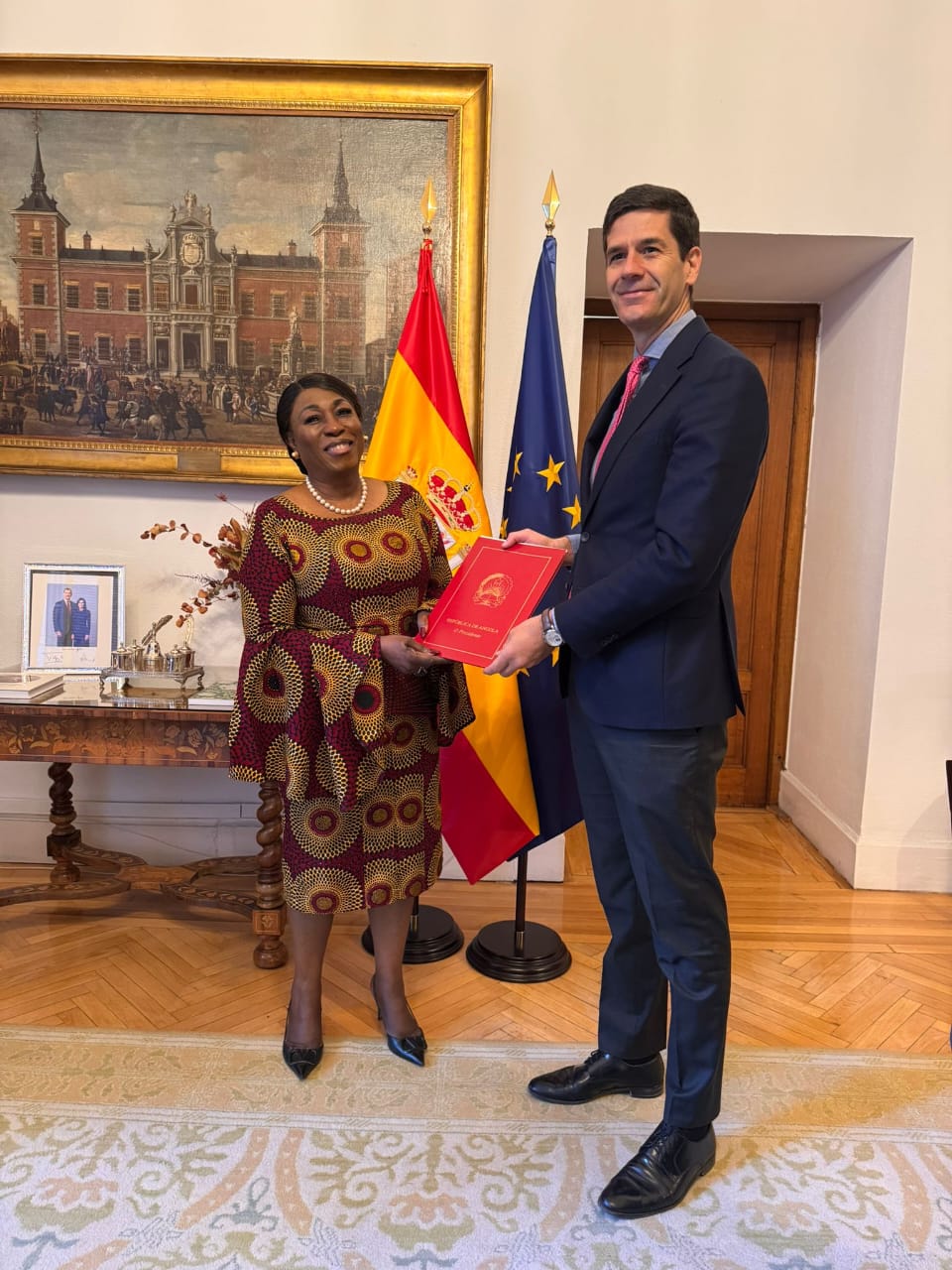 Embaixadora Balbina Malheiros entrega Cartas Figuradas em Madrid