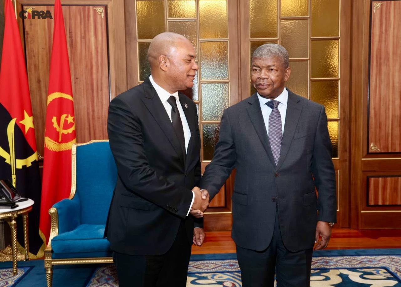 Presidente João Lourenço e líder da UNITA Adalberto da Costa Júnior durante reunião oficial no Palácio Presidencial em Luanda para debater democracia e economia.