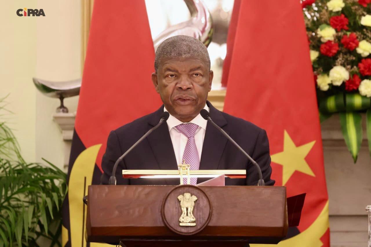 Presidente João Lourenço discursa sobre nova ordem mundial baseada no diálogo e multilateralismo, destacando a cooperação entre Angola e Índia durante a pandemia de COVID-19