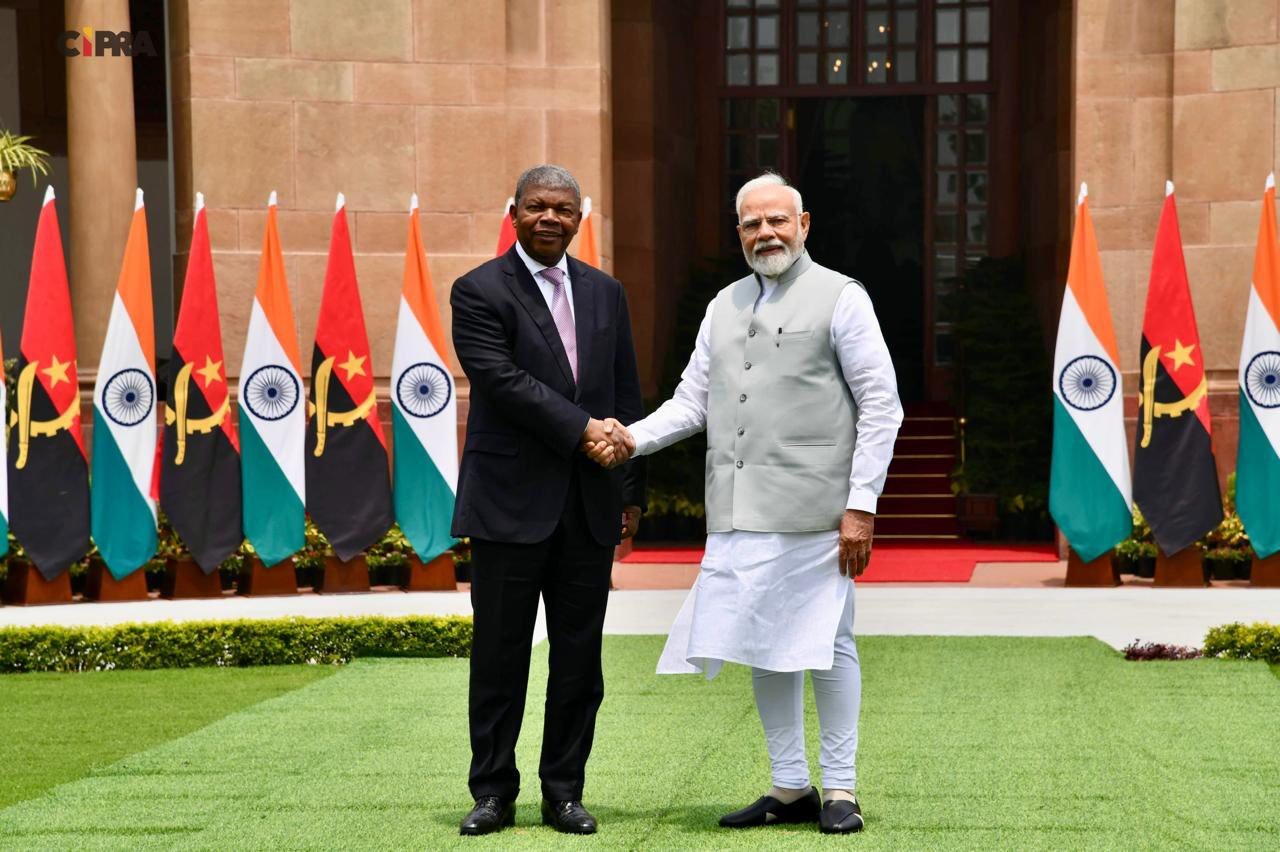 Presidente João Lourenço e Primeiro-Ministro Narendra Modi apertam as mãos durante cerimónia oficial no Palácio Panchavati em Nova Delhi, simbolizando o relançamento das relações diplomáticas entre Angola e Índia