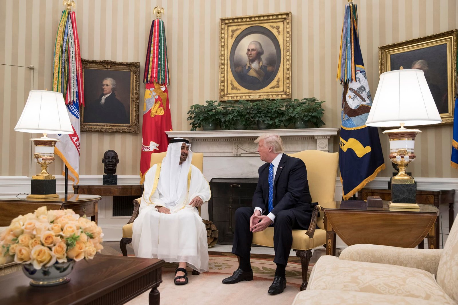 Presidente Donald Trump e Sheikh Mohamed bin Zayed Al Nahyan assinam acordos históricos de investimento em Abu Dhabi, incluindo projeto para o maior campus de inteligência artificial fora dos EUA
