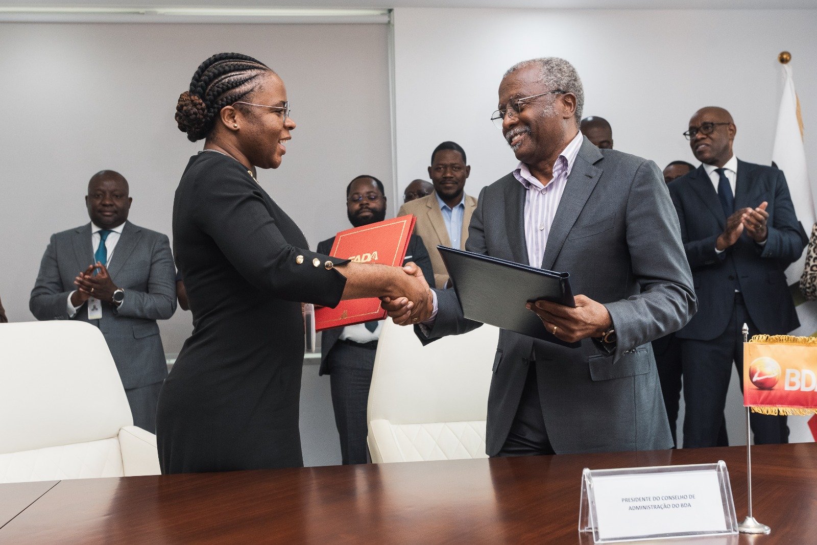 Leonel da Silva, presidente do BDA, e Felisbela Francisco, presidente do FADA, durante cerimónia de assinatura do Memorando de Entendimento para cooperação no financiamento agrícola em Angola