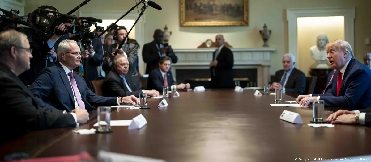 Trump pressiona petrolíferas a investir na Venezuela, mas setor resiste por riscos políticos e jurídicos