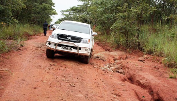 Presidente autoriza 112,9 mil milhões de kwanzas para terraplanagem de 465 km de estradas no Uíge