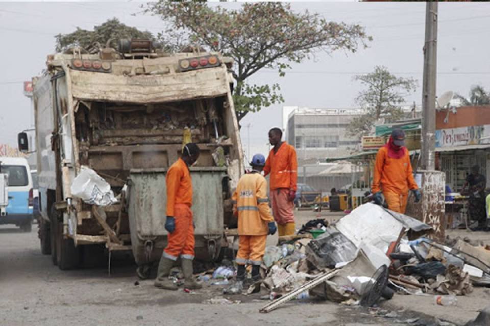 PR autoriza 81,6 mil milhões Kz para limpeza e saneamento em Luanda